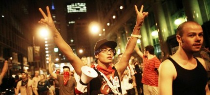 Demonstrators flash the peace sign during an anti-NATO protest march in Chicago, 05/20/12. (photo: Reuters)
