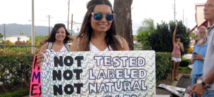 A protestor outside Monsanto's corporate headquarters in Oahu, 06/28/12. (photo: Eco Watch)