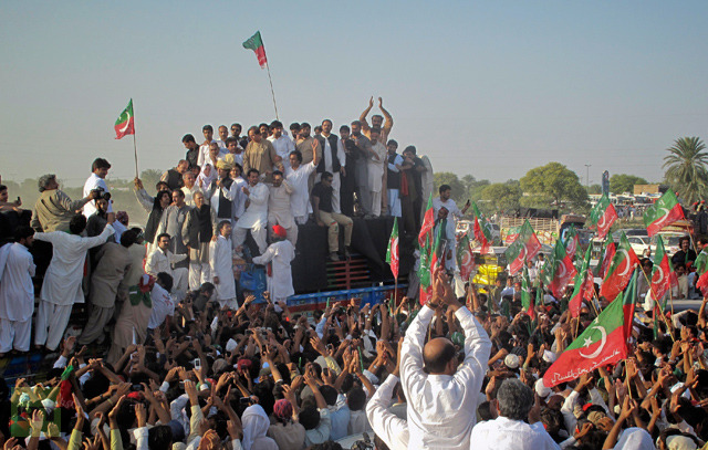 Pakistan Tehreek-e-Insaf (PTI) head Imran Khan, wearing a traditional turban, speaks to supporters during a peace march against U.S. drone strikes from Islamabad to South Waziristan, in Pakistan′s northwestern town of Tank October 7, 2012 (Reuters / Stringer)