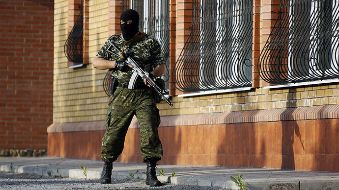A self-defense member takes a position following an Ukrainian army mortar attack in the outskirts of the eastern Ukrainian city of Kramatorsk May 18, 2014. (Reuters / Yannis Behrakis)