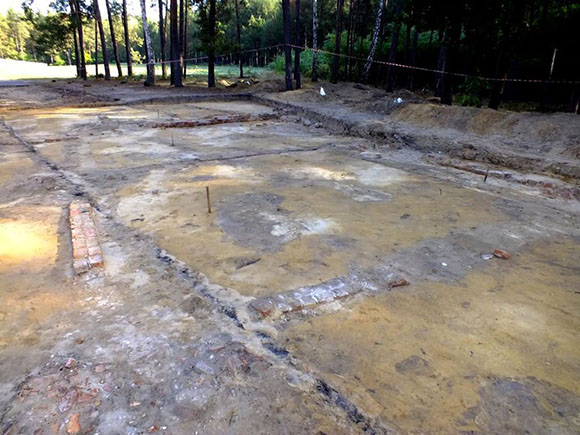 The foundations unearthed at Sobibór in September 2014: an irregular-shaped building with a number of rooms of different sizes, completely contradictory to the official Holocaust narrative of “four square meter chambers.” The irregular size of the rooms is clearly visible in this photograph.